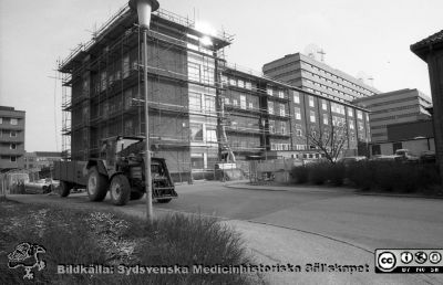 Onkologiska kliniken från sydväst 1988 
Sjukhusfotograferna i Lund. Pärm Sv/v neg. 1988. 35/-88. Onkologen, 1 mars, 1988. Den västra delen av huset är under tillbyggnad med strålbehandling under jord och bl.a. forskning och laboratorier ovan jord. Från negativ.
Nyckelord: Lasarettet;Lund;Universitetssjukhus;USiL;Radiologisk;Onkologisk;Klinik;Forskning