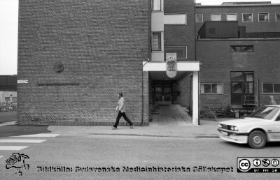 Onkologiska klinikens huvudingång, från öster, 1987 
Sjukhusfotograferna i Lund. Pärm Sv/v neg. 1988. 33/-88. Onkologiska kliniken, huvudentrén hösten-vintern 1987. Från negativ.
Nyckelord: Lasarettet;Lund;Universitetssjukhus;USiL;Radiologisk;Onkologisk;Klinik