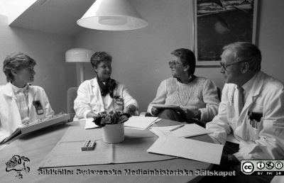 Övertandläkare Evert Dahl och medarbetare 1988
Sjukhusfotograferna i Lund. Pärm Sv/v neg. 1988. 25/-88. 88-04-06. Övertandläkare och klinikchef (tandvårdspolikliniken) Evert Dahl och medarbetare. Från negativ.
Nyckelord: Lasarettet;Lund;Universitetssjukhus;USiL;Odontologisk;Klinik;Poliklinik;Tandvård