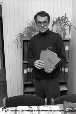  Ingemar Hellman
Sjukhusfotograferna i Lund. Pärm Sv/v neg. 1988.	21/-88. 75.V/88. Handläggare av arbetsmiljöfrågor på personalavdelningen. 88-03-01. Från negativ.
Nyckelord: Lasarettet;Lund;Universitetssjukhus;USiL;Administration;Personal;Arbetsmilj