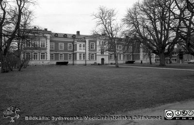 St Lars Sjukhus
Sjukhusfotograferna i Lund. Pärm Sv/v neg. 1988. 11/-88. Journalen, feb. 1988. S:t Lars mentalsjukhus. Kanske paviljong 8, fasad mot öster? Från negativ.
Nyckelord: Lasarettet;Lund;Universitetssjukhus;USiL;St Lars;Mentalsjukhus;Psykiatri