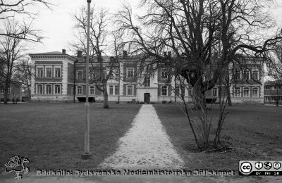 St Lars sjukhus 1988
Sjukhusfotograferna i Lund. Pärm Sv/v neg. 1988. 11/-88. Journalen, feb. 1988. S:t Lars mentalsjukhus. Kanske paviljong 8, fasad mot öster? Från negativ.
