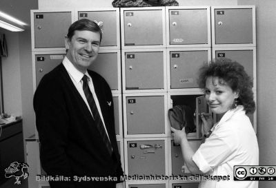 Säkerhetschefen Lars Franke med en anställd kvinna 1988
Sjukhusfotograferna i Lund. Pärm Sv/v neg. 1988. 10/-88. Foto för personaltidningen Journalren, 3 februari, 1988. Från negativ.
Nyckelord: Lasarettet;Lund;Universitetssjukhus;USiL;Administration;Säkerhet;Chef