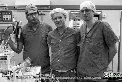 Nils-Gunnar Holmer (Medicinsk teknik), Lars Nordström (narkosläkare), Bertil Lindoff (ingenjör) 
Sjukhusfotograferna i Lund. Pärm Sv/v neg. 1988. 7/-88. Journalen, info. Februari, 1988. Nils-Gunnar Holmer (Medicinsk teknik), Lars Nordström (narkosläkare), Bertil Lindoff (ingenjör) vid en ServoVentilator, en banbrytande lundensis konstruktion. Från negativ.
Nyckelord: Lasarettet;Lund;Universitetssjukhus;USiL;Anestesi;Narkos;Medicinsk;Teknik;MTA