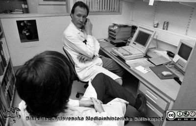 Svenska Knäregistret
Sjukhusfotograferna i Lund. Pärm Sv/v neg. 1989.	 Ortopedens arbetsavdelniong. Invigning av stereofotogrammetrilaboratoriet, 23 jan, 1989. Stefan Lewold vid datorn, tidigt engagerad i datoriseringen av Svenska Knäregistret och så småningom doktorand på temat. Docent Per Aspenberg bakifrån, sedermera professor i ortopedi i Linköping. Från negativ
Nyckelord: Lasarettet;Lund;Universitetssjukhus;USiL;Ortopedisk;Register;Klinik;Kirurgi