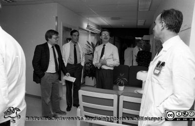 Ortopedens arbetsavdelniong 1989
Sjukhusfotograferna i Lund. Pärm Sv/v neg. 1989. Invigning av stereofotogrammetrilaboratoriet, 23 jan, 1989. Leif Granath, Göran Bauer, okänd, Lars Lidgren. Från negativ.
Nyckelord: Lasarettet;Lund;Universitetssjukhus;USiL;Ortopedisk;Klinik;Invigning