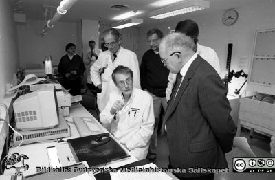 Ortopedens arbetsavdelniong
Sjukhusfotograferna i Lund. Pärm Sv/v neg. 1989. Invigning av stereofotogrammetrilaboratoriet, 23 jan, 1989. Herbert Franzén (så småningom disputerad och sedermera överläkare i Ängelholm) sitter och arbetar med RSA (radiostereofotogrammetri). Han matar in tantalkulelägen i datorn. De används som markörer vid mätningar i operationers efterförlopp. Ortopeden Leif Ryd i bakgrunden, i vit rock. Bakom Herbert Franzén kardiologen Arne Gustafson. Chefläkare Hans Rorsman närmast kameran. Från negativ.
Nyckelord: Lasarettet;Lund;Universitetssjukhus;USiL;Ortopedisk;Klinik;Invigning;Fotogrammetri;Radiologi