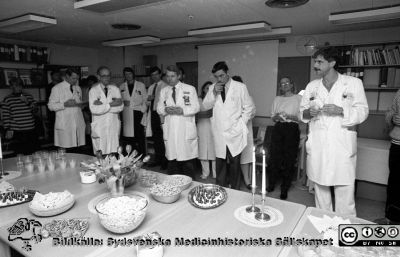 Ortopedens arbetsavd
Sjukhusfotograferna i Lund. Pärm Sv/v neg. 1989. 2. 1989.  Invigning av stereofotogrammetrilaboratoriet, 23 jan, 1989. Från vänster och i vita rockar urologprofessorn Anders Mattiasson, kardiologen Arne Gustafson, okänd 1, okänd 2, ortopeden K-G Thorngren, 2 skymda personer, ortopeden Göran Bauer, Christina Parknäs (sekreterare på  urologiska kliniken), kirurgen Johan Törne. Från ett något skadat negativ.
Nyckelord: Lasarettet;Lund;Universitetssjukhus;USiL;Ortopedisk;Klinik;Invigning