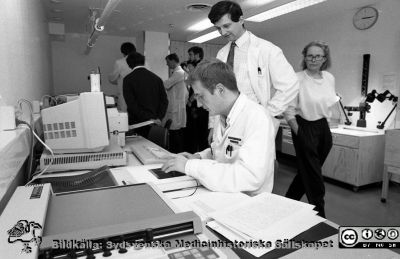 Ortopedens arbetsavdelniong
Sjukhusfotograferna i Lund. Pärm Sv/v neg. 1989. 2. 1989. Invigning av stereofotogrammetrilaboratoriet, 23 jan, 1989. Herbert Franzën arbetar med fotogrammetri på röntgenbilder vid datorn. Längst till höger sekreteraren Christina Parknäs. Från negativ.
Nyckelord: Lasarettet;Lund;Universitetssjukhus;USiL;Ortopedisk;Klinik;Dator;Fotogrammetri;Skelett;Höftled;Protes