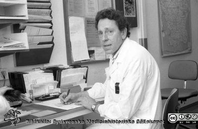 Universitetslektor Åke Nilsson 1989
Sjukhusfotograferna i Lund. Pärm Sv/v neg. 1989. 18. Överläkare Åke Nilsson, medicinska kliniken. Gastro-enterolog. Universitetslektor och så småningom professor. Från negativ.
Nyckelord: Lasarettet;Lund;Universitetssjukhus;USiL;Intern;Medicin;tarmsjukdomar;Mage