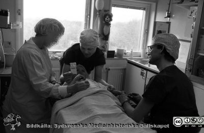 Dr Christer Jonmarker inleder narkos på ett barn 1989
Sjukhusfotograferna i Lund. Pärm Sv/v neg. 1989. 22. Operationsavdelningen för barn. Från negativ
Nyckelord: Lasarettet;Lund;Universitetssjukhus;USiL;Narkos;Anestesi;Induktion;Barn