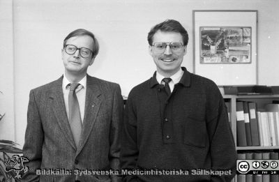 Sjukhusdirektionens ordförande, Benny Jönsson, med politikern (s) Göran Crona
Sjukhusfotograferna i Lund. Pärm Sv/v neg. 1989. 28/89. Direktionens ordförande, politikern (m) Benny Jönsson (till vänster i bilden) med sin medhjälpare Göran Crona, politiker (s) och vice ordförande i hälso- och sjukvårdsnämnden. Från negativ.
Nyckelord: Lund;Lasarettet;Universitetssjukhus;USiL;Politiker;Ordförande;Direktion;Administration