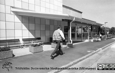Personalmatsalens ingång i centralköket, nyrenoverad 1989
Sjukhusfotograferna i Lund. Pärm Sv/v neg. 1989. 29.  Från negativ.
Nyckelord: Lasarettet;Lund;Universitetssjukhus;USiL;Centralkök;Personalmatsal;Entr;Ingång