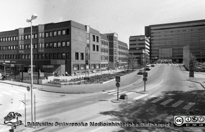 Patienthotellet från sydväst
Sjukhusfotograferna i Lund. Pärm Sv/v neg. 1989. 29. Huset innhåll också post och apotek mm. Från negativ.Patienthotellet från sydväst
Nyckelord: Lasarettet;Lund;Universitetssjukhus;USiL;Patienthotellet;Entr;Post;Apotek