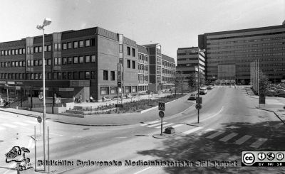 Patienthotellet från sydväst
Sjukhusfotograferna i Lund. Pärm Sv/v neg. 1989. 29. Patienthotellet från sydväst. Huset innehåller också post och apotek mm. Från negativ.
Nyckelord: Lasarettet;Lund;Universitetssjukhus;USiL;Patienthotellet;Entr;Post;Apotek