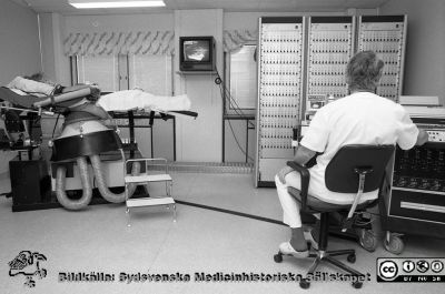 "Stenkross" på urologiska kliniken
Sjukhusfotograferna i Lund. Pärm Sv/v neg. 1989. 32. 2000. En apparat för att med ultraljud slå sönder njurstenar. Från negativ.
Nyckelord: Lasarettet;Lund;Universitetssjukhus;USiL;Litotripsi;Ultraljud;Njursten;Nefrolithiasis;Konkrement