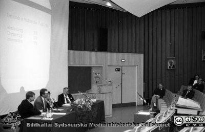 Forskningens Dag 1989, i lasarettets aula i Lund
Sjukhusfotograferna i Lund. Pärm Sv/v neg. 1989. 54. Möte i Lund om om blod- och vätskeersättning vid stora blödningar. Från vänster i panelen Magnus Hägerdal, Hengo Haljamäe (professor i Göteborg i anestesi och intensivvård i Lund),troligen Lisbeth Messeter, Birger Åstedt. På åhörarplats, NN3, Dag Lundberg, NN4, Kenneth "Bobby" Messeter. Från negativ.
Nyckelord: Lasarettet;Lund;Universitetssjukhus;USiL;Anestesiologi;Intensivvård;Blod;Vätskebalans