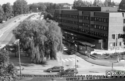 Patienthotell från sydväst, 1989
Sjukhusfotograferna i Lund. Pärm Sv/v neg. 1989. 64. A. Patienthotellet med bl. a. post, bank och apotek vid entrén på Getingevägen, som syns till vänster i bilden. Foto 1989-10-05. Från negativ.
Nyckelord: Lasarettet;Lund;Universitetssjukhus;USiL;Patienthotell;Post;Bank;Apotek;Entré