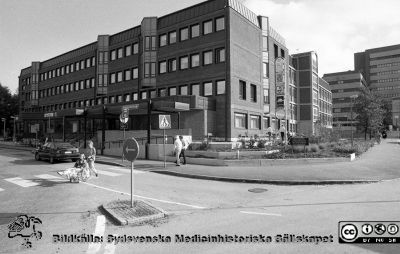 Patienthotell från sydväst, 1989
Sjukhusfotograferna i Lund. Pärm Sv/v neg. 1989. 64. A. Patienthotellet med bl. a. post, bank och apotek vid entrén på Getingegatan. Foto 1989-10-05. Från negativ.
Nyckelord: Lasarettet;Lund;Universitetssjukhus;USiL;Patienthotell;Post;Bank;Apotek;Entr