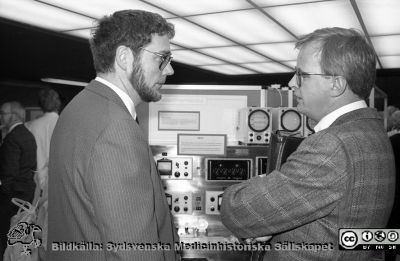 Professor Nils-Gunnar Holmer med sjukhusdirektionens ordförande Benny Jönsson
Sjukhusfotograferna i Lund. Pärm Sv/v neg. 1989. 70. Medicintekniska föreningen i Lund firar 20 år med en uställning utanför aulan och i centralblockets entréhall, okt, 1989, 4B. Från negativ.
Nyckelord: Lasarettet;Lund;Universitetssjukhus;USiL;Medicinskt;Teknisk;Förening