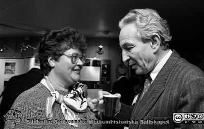 Forskningens Dag i Lund 1989
Sjukhusfotograferna i Lund. Pärm Sv/v neg. 1989.	73. Britt-Marie Lundquist och sjukhusdirektören Alex Margulies på Forskningens Dag i november 1989 i Lund. Från negativ.
Nyckelord: Lasarettet;Lund;Universitetssjukhus;USiL;Forskningens;Utställning;Möte;Chefer;Administratör