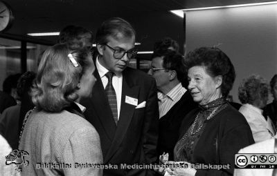 Forskningens Dag i Lund 1989
Sjukhusfotograferna i Lund. Pärm Sv/v neg. 1989. 73. Forskningens dag i november 1989. Elisabeth Edholm Fernström, Per Edholm, Gunvor Wachtmesiter. Från negativ.
Nyckelord: Lasarettet;Lund;Universitetssjukhus;USiL;Forskningens;Utställning;Möte