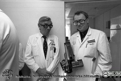 En god skröna berättad 1989
Sjukhusfotograferna i Lund. Pärm Sv/v neg. 1989. Onkologerna Torsten Andersson och Håkan Olsson (med videokamera; senare professor) drar skrönor för varandra vid återinvigningen av Onkologiska kliniken, 28/11-89. Från negativ.
Nyckelord: Lasarettet;Lund;Universitetssjukhus;USiL;Radiologisk;Röntgenologisk;Onkologisk;Klinik;Invigning;Renovering