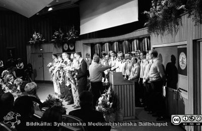 Forskningens Dag, november 1989
Sjukhusfotograferna i Lund. Pärm Sv/v neg. 1989. 73. Forskningens Dag, november 1989. De yngre pristagarna hyllas av studentsångarna. Mottagaren av Nordiska Priset, Torvard Laurent, sitter på främsta raden på andra plats från höger, med en stor blombukett bredvid sig. Från negativ
Nyckelord: Lasarettet;Lund;Universitetssjukhus;USiL;Forskningens;Dag;Fernström;Utmärkelse;Pris;Studentsångare