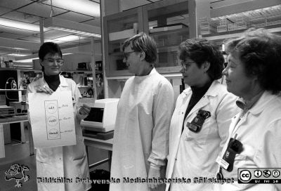 Gertrud Lundkvist, pristagare
Sjukhusfotograferna i Lund. Pärm Sv/v neg. 1989. 90. 9.0.427. 89-12-06. Avdelningsföreståndare Gertrud Lundkvist på avdelningen för klinisk farmakologi har fått en utmärkelse av sjukhusets förslagskommitté. Hon ses tillsammans med laboratoriesjukskötrskan Stina Ragnarsson tillsammans med laboratorieassistenterna Birgitta Håkansson och Anna-Britta Eriksson. Från negativ
Nyckelord: Lasarettet;Lund;Universitetssjukhus;USiL;Klinisk;Farmakologi;Avdelning;Laboratorium