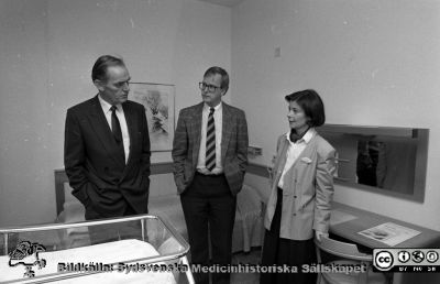 Socialminister Sven Hulterström på patienthotellet i Lund 1990
Sjukhusfotograferna i Lund. Pärm Sv/v neg. 1989. Besök av socialminister Sven Hulterström på patienthotellet, 3/11-89. Från vänster Sven Hulterström, sjukhusdirektionens ordförande Benny Jönsson och hotellchefen Karin Rundberg. Från negativ
Nyckelord: Lasarettet;Lund;Patienthotell;Politiker;Besök;Chef