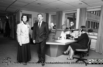 Patienthotellchefen Karin Rundberg med direktör Bengt Viterius från SAS Servicepartner 
Sjukhusfotograferna i Lund. Pärm Sv/v neg. 1989. Patienthotellet, 3/11-89, receptionen. SAS Servicepartner drev hotellet. Från negativ.
Nyckelord: Lasarettet;Lund;Universitetssjukhus;USiL;Patienthotell;Chef