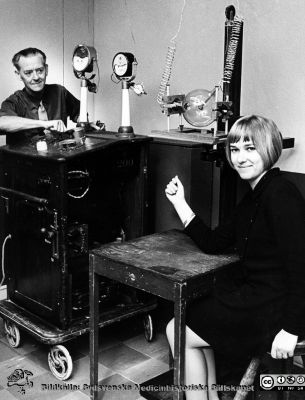 Verkmästare Gunnar Crona och Margareta Ahlin på Kulturen i Lund, 1968
Bilder från sjukhusprästen Bernt Eriksson, 1960 - 2000-talen. Hagblom foto. Verkmästare Gunnar Crona och Margareta Ahlin vid röntgenapparater från första halvan av 1900-talet, rimligen inför den utställning om sjukhuset som ordnades på Kulturen i Lund 1968. Från foto. 
Nyckelord: Lasarettet;Lund;Universitetssjukhus;USiL;Utställning;Medicinsk;Teknik;Jubileum;MTA