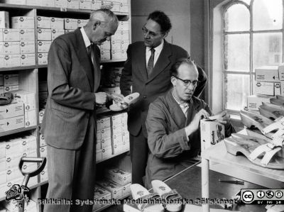 I ortopedtekniska verkstaden under senare delen av 1900-talet
Bilder från sjukhusprästen Bernt Eriksson, 1960 - 2000-talen. 22727. Hagblom-foto. Professor Gunnar Wiberg (längst till vänster) tillsammans med toffelmakare på ortopedverkstaden. Från foto. 
Nyckelord: Lasarettet;Lund;Universitetssjukhus;USiL;Ortopedisk;Klinik;Verkstad;Trätofflor;Teknik;Medicinsk
