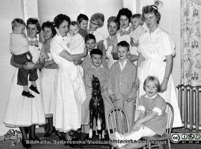 Syster Mimmi Wiström med många kollegor och små patienterpå barnkirurgiska kliniken 
Bilder från sjukhusprästen Bernt Eriksson, 1960 - 2000-talen. Omärkt bild. Syster Mimmi Wiström, avd. förest.  Kir 5. Senare Kir 20, med många kollegor och små patienter. Från foto. 
Nyckelord: Lasarettet;Lund;Universitetssjukhus;USiL;Barn;Kirurgisk;Klinik