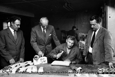 Toffelmakeri på ortopediska klinikens verkstad
Bilder från sjukhusprästen Bernt Eriksson, 1960 - 2000-talen. 22727. Hagblom-foto. Professor Gunnar Wiberg (nr 2 från vänster) tillsammans med en toffelmakare på ortopedverkstaden. Från foto. 
Nyckelord: Lasarettet;Lund;Universitetssjukhus;USiL;Ortopedisk;Verkstad;Teknik;Trätofflor;Lundatofflan