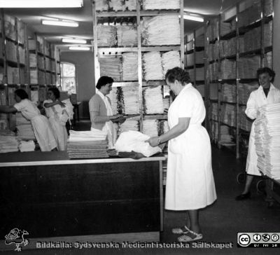 Textilförrådet på södra lasarettsområdet
Bilder från sjukhusprästen Bernt Eriksson, 1960 - 2000-talen. Omärkt bild.  Foto senast 1963 då tvätt och linneförråd flyttade till norra området. Från foto. 
Nyckelord: lLasarettet;Lund;Universitetssjukhus;USiL;Linneförråd;Textil