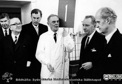 Klinikchefen Carl G. Holmberg visar sina nya lokaler i centralblocket i Lund
Bilder från sjukhusprästen Bernt Eriksson, 1960 - 2000-talen. Hagblom foto, rimligen vid centralblockets invigning 1968. Klinikchefen Carl G. Holmberg - som hade första gruppen vid visningen - demonstrerar här sina lokaler för undervisningsrådet Stig Hammar, troligen landstingsmannen Oskar Levin, professor Gunnar Lindgren, landstingsman Torsten Andrée och regeringsrådet Johannes Dillner. Från foto. 
Nyckelord: Lasarettet;Lund;Universitetssjukhus;USiL;Laboratorium;Klinisk;Kemi;Visning