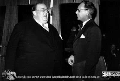 Skådespelaren Benkt-Åke Bengtsson (1907-1957) tillsammans med sjukhusdirektören Arne Johansson. 
Bilder från sjukhusprästen Bernt Eriksson, 1960 - 2000-talen. Omärkt bild. Foto på 1950-talet. Från foto. 
Nyckelord: Lasarettet;Lund;Universitetssjukhus;USiL;Evenemang