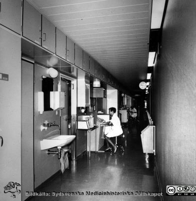 Manöverkorridor på röntgenavdelningen i det nybyggda centralblocket
Bilder från sjukhusprästen Bernt Eriksson, 1960 - 2000-talen. Bild för manuskript av Olle Olsson. Die neue Röntgendiagn. Abt. 2296. Manöverorridor. 6775. 40.  Publicerad i Der Radiologe Ms Olsson. Troligen 1970-talet. Från foto. 
Nyckelord: Lasarettet;Lund;Universitetssjukhus;USiL;Röntgen;Radiologi