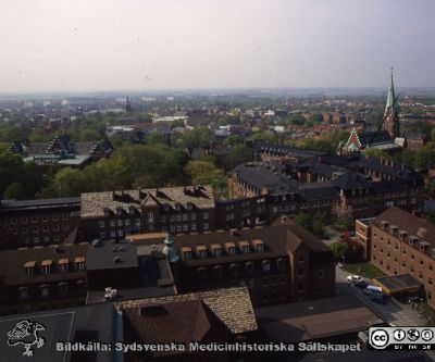 Utsikt söderut från centralblocket på Lasarettet i Lund
Lasarettsfotograferna i Lund. Plastficka, lösa bilder. Omärkt bild. Utsikt från centralblocket i Lund mot söder. Allhelgonakyrkan till höger i bild. Hitom den hudhuset (gamla medicinkliniken. Reumatologiska kliniken till vänster om den. Nya kvinnokliniken närmast. Öronkliniken i bildens nedre högra hörn. Foto på något av 1900-talets sista decennier. Från positiv
Nyckelord: Lasarettet;Lund;Universitetssjukhus;USiL;Allhelgona;Kyrka;KK;Kvinnoklinik;Internmedicinsk;Klinik;Reumatologisk;Hud;Dermatologisk_ÖNH;_Öron;_Öron-näsa-hals;Oto-Rino-Laryngologi