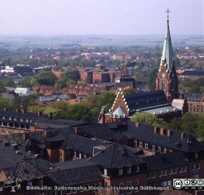 Utsikt mot sydväst från centralblocket på Lasarettet i Lund
Lasarettsfotograferna i Lund. Plastficka, lösa bilder. Omärkt bild. Utsikt från centralblocket i Lund mot sydväst, med Allhelgonakyrkan och med gamla medicinkliniken (senare hudhuset) närmast. Foto på något av 1900-talets sista decennier. Från positiv.
Nyckelord: Lasarettet;Lund;Universitetssjukhus;USiL;Kyrka;Allhelgona;Internmedicin;Hud;Dermatologi