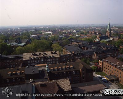 Utsikt mot söder från centralblocket på Lasarettet i Lund
Lasarettsfotograferna i Lund. Plastficka, lösa bilder. Omärkt bild. Utsikt från centralblocket i Lund mot söder. Allhelgonakyrkan till höger i bild. Hitom den hudhuset (gamla medicinkliniken). Reumatologiska kliniken till vänster om den. Nya kvinnokliniken närmast. Öronkliniken i bildens nedre högra hörn. Foto på något av 1900-talets sista decennier. Från positiv.
Nyckelord: Lasarettet;Lund;Universitetssjukhus;USiL;Allhelgona;Kyrka;KK;Kvinnoklinik;Internmedicinsk;Klinik;Reumatologisk;Hud;Dermatologisk_ÖNH;_Öron;_Öron-näsa-hals;Oto-Rino-Laryngologi