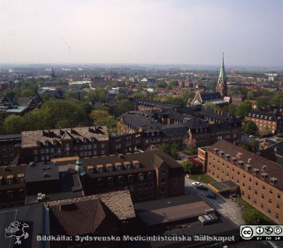 Utsikt mot söder från centralblocket på Lasarettet i Lund
Lasarettsfotograferna i Lund. Plastficka, lösa bilder. Omärkt bild. Utsikt från centralblocket i Lund mot söder. Allhelgonakyrkan till höger i bild. Hitom den hudhuset (gamla medicinkliniken). Reumatologiska kliniken till vänster om den. Nya kvinnokliniken närmast. Öronkliniken i bildens nedre högra hörn. Foto på något av 1900-talets sista decennier. Från positiv
Nyckelord: Lasarettet;Lund;Universitetssjukhus;USiL;Allhelgona;Kyrka;KK;Kvinnoklinik;Internmedicinsk;Klinik;Reumatologisk;Hud;Dermatologisk;ÖNH;Öron;Öron-näsa-hals;Oto-Rino-Laryngologi