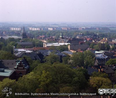 Utsikt mot söder från centralblocket på Lasarettet i Lund
Lasarettsfotograferna i Lund. Plastficka, lösa bilder. Omärkt bild. Utsikt från centralblocket i Lund mot söder, med Universitetsbibliotekets park närmast i bild. Universitetsbibliotekets tak syns till vänster i bilden. I fonden anas domkyrkan till vänster. Foto på något av 1900-talets sista decennier. Från positiv
Nyckelord: Lasarettet;Lund;Universitetssjukhus;USiL;Universitetsbibliotek;Park
