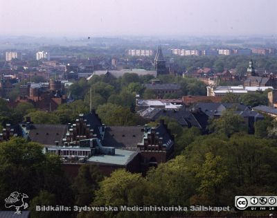 Utsikt mot söder från centralblocket på Lasarettet i Lund
Lasarettsfotograferna i Lund. Plastficka, lösa bilder. Omärkt bild. Utsikt från centralblocket i Lund mot söder, med  Universitetsbiblioteket närmast i bild och domkyrkan längre bort. Foto på något av 1900-talets sista decennier. Från positiv.
Nyckelord: Lasarettet;Lund;Universitetssjukhus;USiL;Universitetsbibliotek;Park