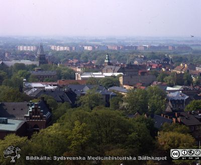 Utsikt mot söder från centralblocket på Lasarettet i Lund
Lasarettsfotograferna i Lund. Plastficka, lösa bilder. Omärkt bild. Utsikt från centralblocket i Lund mot södert, med Universitetsbibliotekets park närmast i i bilden. Till vänster längre bort domkyrkan. Foto på något av 1900-talets sista decennier. Från positiv.
Nyckelord: Lasarettet;Lund;Universitetssjukhus;USiL;Kyrka;Universitetsbibliotek;Park