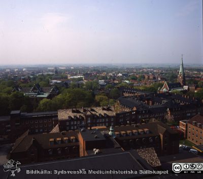 Utsikt mot söder från centralblocket på Lasarettet i Lund
Lasarettsfotograferna i Lund. Plastficka, lösa bilder. Omärkt bild. Utsikt från centralblocket i Lund mot söder. Allhelgonakyrkan till höger i bild. Hitom den hudhuset (gamla medicinkliniken). Reumatologiska kliniken till vänster om den. Nya kvinnokliniken närmast. Öronkliniken i bildens nedre högra hörn. Foto på något av 1900-talets sista decennier. Från positiv.
Nyckelord: Lasarettet;Lund;Universitetssjukhus;USiL;Allhelgona;Kyrka;KK;Kvinnoklinik;Internmedicinsk;Klinik;Reumatologisk;Hud;Dermatologisk;ÖNH;Öron;Öron-näsa-hals;Oto-Rino-Laryngologi
