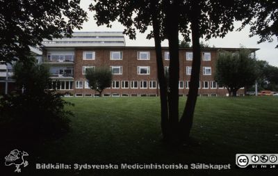 Ögonkliniken i Lund, fasad mot söder
Pärm Lasarettsfotograferna, gamla färgbilder 1. 91. 24x30. Ögonkliniken från söder. Foto troligen på 1980-talet, före renoveringen 1986, för fönstren är av de ursprliga. Från positiv
Nyckelord: Lasarettet;Lund;Universitetssjukhus;USiL;Ögon;Oftalmiatrik;Oftalmologi;Klinik