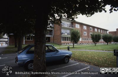 Ögonkliniken från sydväst
Pärm Lasarettsfotograferna, gamla färgbilder 1. 91. 24x30. Foto troligen på 1980-talet. Från positiv
Nyckelord: Lasarettet;Lund;Universitetssjukhus;USiL;Ögon;Klinik;Oftalmologi;Oftalmiatrik