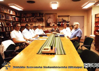 Sammanträde på ortopediska klinikens bibliotek
Pärm Lasarettsfotograferna, gamla färgbilder, Lund. 2. 72.  Professor Gunnar Frising på porträttet i bakgrunden. Från vänster okänd, onkologen Lars Brandt, ortopeden Björn Persson, röntgenologen Erik Boijsen, mikrobiologen Rune Grubb (ordförandeposition; chefläkare 1981-1983), anestesiologen Lars Nordström, sjukvårdsföreståndare Ingegerd Richardson, psykiatrikern Arne Sandahl. Foto på 1980-talet. Från positiv.
Nyckelord: Lasarettet;Lund;Universitetssjukhus;USiL;Ortopedi;Mikrobiologi;Anestesi;Psykiatri;Onkologi